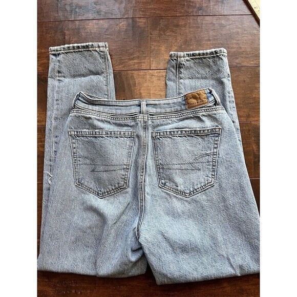 American Eagle Highest Rise Mom Jean Distressed Light Wash Size 2 - Picture 8 of 8